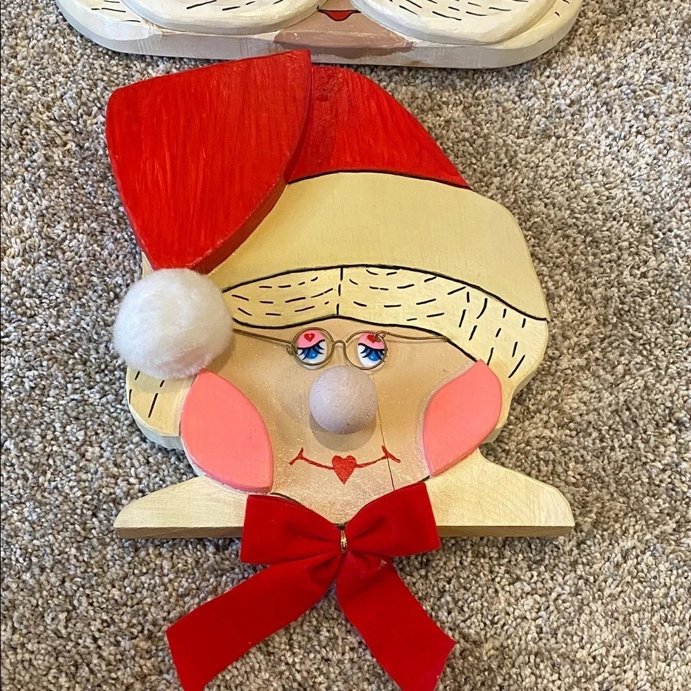 Harry W. Triplett Festive Santa and Mrs. Claus Wall Decor. Play’s music.